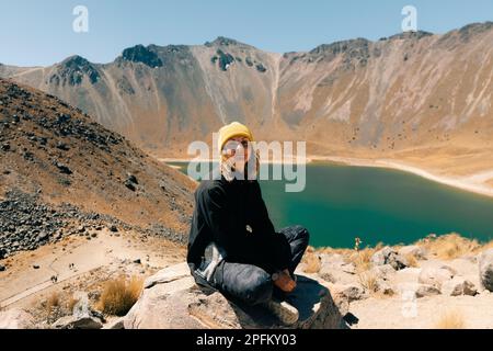 Sehen Sie das Innere des Nationalparks Vulkan Nevado de Toluca mit Seen im Inneren des Kraters. Landschaft in der Nähe von Mexiko-Stadt. Hochwertiges Foto Stockfoto