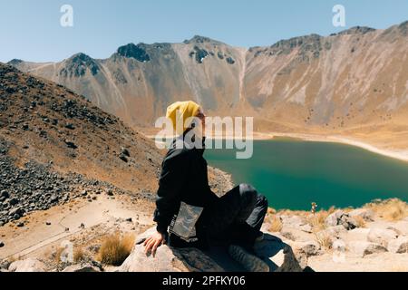 Sehen Sie das Innere des Nationalparks Vulkan Nevado de Toluca mit Seen im Inneren des Kraters. Landschaft in der Nähe von Mexiko-Stadt. Hochwertiges Foto Stockfoto