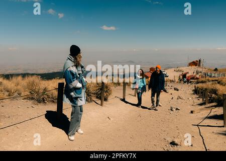 Sehen Sie das Innere des Nationalparks Vulkan Nevado de Toluca mit Seen im Inneren des Kraters. Landschaft in der Nähe von Mexiko-Stadt. Hochwertiges Foto Stockfoto