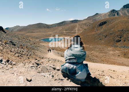 Sehen Sie das Innere des Nationalparks Vulkan Nevado de Toluca mit Seen im Inneren des Kraters. Landschaft in der Nähe von Mexiko-Stadt. Hochwertiges Foto Stockfoto