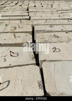 Viele Stahlbetonplatten liegen auf der Gebäudekonstruktion Stockfoto