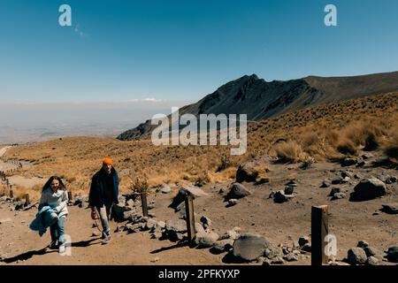 Sehen Sie das Innere des Nationalparks Vulkan Nevado de Toluca mit Seen im Inneren des Kraters. Landschaft in der Nähe von Mexiko-Stadt. Hochwertiges Foto Stockfoto
