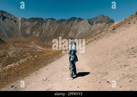 Sehen Sie das Innere des Nationalparks Vulkan Nevado de Toluca mit Seen im Inneren des Kraters. Landschaft in der Nähe von Mexiko-Stadt. Hochwertiges Foto Stockfoto