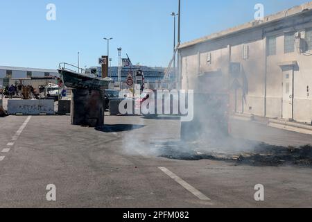 Marseille, Frankreich. 16. März 2023. Blick auf einen Eingang (Gate 2C) zum Handelshafen von Marseille, der von Kämpfern der Hafenunion CGT (General Confederation of Labour) blockiert wird. Die französischen Gewerkschaften haben eine Verschärfung der Bewegung gegen die Rentenreform der französischen Regierung gefordert, die das Rentenalter von 62 auf 64 Jahre anheben würde. Sie forderten die Blockierung der Wirtschaft des Landes, um die Regierung zum Rückzug ihres Projekts zu zwingen. Kredit: SOPA Images Limited/Alamy Live News Stockfoto