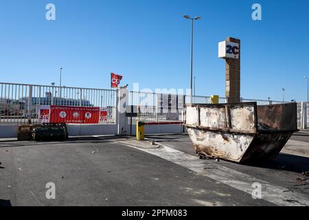 Marseille, Frankreich. 16. März 2023. Blick auf einen Eingang (Gate 2C) zum Handelshafen von Marseille, der von Kämpfern der Hafenunion CGT (General Confederation of Labour) blockiert wird. Die französischen Gewerkschaften haben eine Verschärfung der Bewegung gegen die Rentenreform der französischen Regierung gefordert, die das Rentenalter von 62 auf 64 Jahre anheben würde. Sie forderten die Blockierung der Wirtschaft des Landes, um die Regierung zum Rückzug ihres Projekts zu zwingen. Kredit: SOPA Images Limited/Alamy Live News Stockfoto