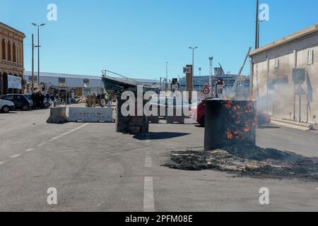 Marseille, Frankreich. 16. März 2023. Blick auf einen Eingang (Gate 2C) zum Handelshafen von Marseille, der von Kämpfern der Hafenunion CGT (General Confederation of Labour) blockiert wird. Die französischen Gewerkschaften haben eine Verschärfung der Bewegung gegen die Rentenreform der französischen Regierung gefordert, die das Rentenalter von 62 auf 64 Jahre anheben würde. Sie forderten die Blockierung der Wirtschaft des Landes, um die Regierung zum Rückzug ihres Projekts zu zwingen. Kredit: SOPA Images Limited/Alamy Live News Stockfoto