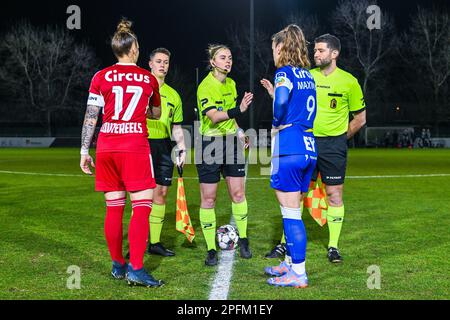 Maud Coutereels (17) of Standard , Stellvertretender Schiedsrichter Margot Jacobs , Schiedsrichter Viki De Cremer , Amber Maximus (9) von Gent , Stellvertretender Schiedsrichter Wouter Cochet , das während eines Fußballspiels zwischen AA Gent Ladies und Standard Femina de Liege am ersten Spieltag in Play-off 1 der Saison 2022 - 2023 der belgischen Lotto Womens Super League am Freitag , den 17 . März 2023 in Oostakker , BELGIEN , gezeigt wurde . FOTO SPORTPIX | Stijn Audooren Kredit: Sportpix/Alamy Live News Stockfoto