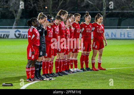 Team Standard während einer Schweigeminute und Respekt vor einem Fußballspiel zwischen AA Gent Ladies und Standard Femina de Liege am ersten Spieltag in Play-off 1 der Saison 2022 - 2023 der belgischen Lotto Womens Super League, Am Freitag , den 17 . März 2023 in Oostakker , BELGIEN . FOTO SPORTPIX | Stijn Audooren Kredit: Sportpix/Alamy Live News Stockfoto