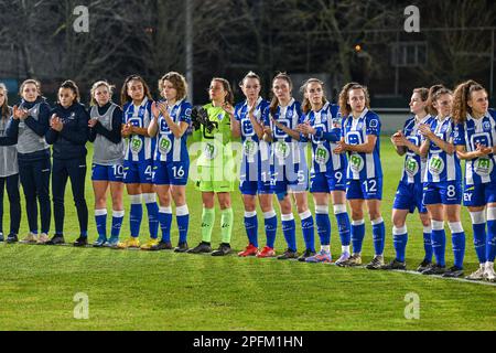 Team Gent während einer Schweigeminute und Respekt vor einem Fußballspiel zwischen AA Gent Ladies und Standard Femina de Liege am ersten Spieltag in Play-off 1 der Saison 2022 - 2023 der belgischen Lotto Womens Super League, Am Freitag , den 17 . März 2023 in Oostakker , BELGIEN . FOTO SPORTPIX | Stijn Audooren Kredit: Sportpix/Alamy Live News Stockfoto