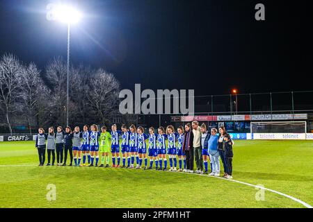 Team Gent während einer Schweigeminute und Respekt vor einem Fußballspiel zwischen AA Gent Ladies und Standard Femina de Liege am ersten Spieltag in Play-off 1 der Saison 2022 - 2023 der belgischen Lotto Womens Super League, Am Freitag , den 17 . März 2023 in Oostakker , BELGIEN . FOTO SPORTPIX | Stijn Audooren Kredit: Sportpix/Alamy Live News Stockfoto