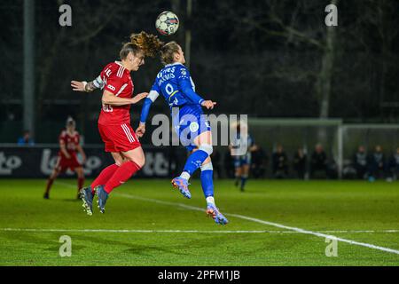 Maud Coutereels (17) von Standard und Amber Maximus (9) von Gent, die während eines Fußballspiels zwischen AA Gent Ladies und Standard Femina de Liege am ersten Spieltag in Play-off 1 der Saison 2022 - 2023 der belgischen Lotto Womens Super League abgebildet wurden, Am Freitag , den 17 . März 2023 in Oostakker , BELGIEN . FOTO SPORTPIX | Stijn Audooren Kredit: Sportpix/Alamy Live News Stockfoto