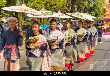 Teilnehmer mit Sonnenschirmen, Chiang Mai Flower Festival Parade 2023 Thailand Stockfoto