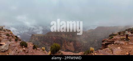 Panoramablick auf den Westrand des Grand Canyon mit Blick auf den Skywalk an einem wolkigen nebligen Tag Stockfoto