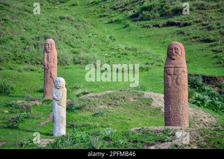 Die geheimnisvollen prähistorischen Graslandstatuen in Xinjiang sind ein wertvolles Kulturerbe in Xinjiang Stockfoto