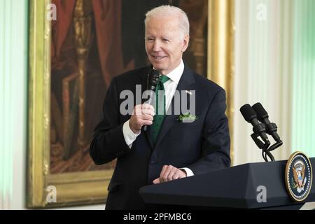 Washington, Usa. 17. März 2020. Präsident Joe Biden lächelt während eines St. Patrick's Day Empfang und Shamrock Präsentation im East Room des Weißen Hauses in Washington, DC am Freitag, den 17. März 2023. Foto: Bonnie Cash/UPI Credit: UPI/Alamy Live News Stockfoto