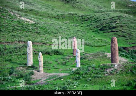 Die geheimnisvollen prähistorischen Graslandstatuen in Xinjiang sind ein wertvolles Kulturerbe in Xinjiang Stockfoto