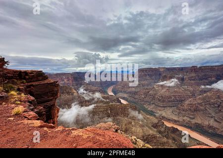 Oben in den Wolken am Westrand des Grand Canyon. Guano Point voller Wolken an einem kalten, nassen nebligen Tag an einem der sieben Weltwunder. Stockfoto