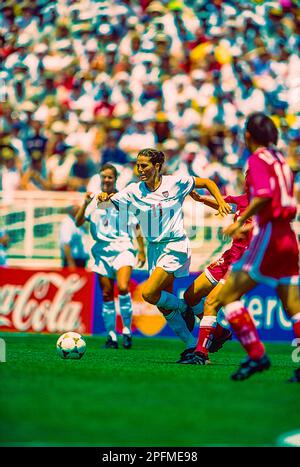 Julie Foudy (USA) #11 im Finale der USA gegen CHN bei der FIFA Frauenweltmeisterschaft 1999. Stockfoto
