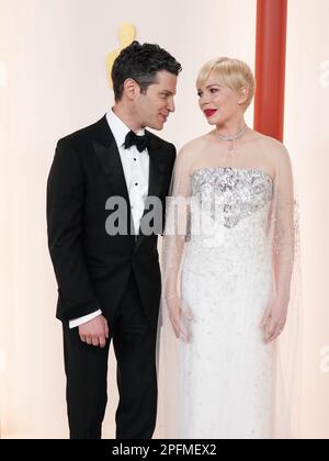 Los Angeles, USA. 12. März 2023. Thomas Kail und Michelle Williams laufen am 12. März 2023 bei den Academy Awards 95. auf dem roten Teppich, die von der Academy of Motion Picture Arts and Sciences im Dolby Theatre in Los Angeles, Kalifornien, verliehen werden. (Foto: Sthanlee B. Mirador/Sipa USA) Guthaben: SIPA USA/Alamy Live News Stockfoto