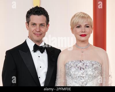 Los Angeles, USA. 12. März 2023. Thomas Kail und Michelle Williams laufen am 12. März 2023 bei den Academy Awards 95. auf dem roten Teppich, die von der Academy of Motion Picture Arts and Sciences im Dolby Theatre in Los Angeles, Kalifornien, verliehen werden. (Foto: Sthanlee B. Mirador/Sipa USA) Guthaben: SIPA USA/Alamy Live News Stockfoto