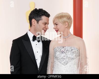 Thomas Kail und Michelle Williams laufen am 12. März 2023 bei den Academy Awards 95. auf dem roten Teppich, die von der Academy of Motion Picture Arts and Sciences im Dolby Theatre in Los Angeles, Kalifornien, verliehen werden. (Foto: Sthanlee B. Mirador/Sipa USA) Stockfoto