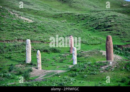 Die geheimnisvollen prähistorischen Graslandstatuen in Xinjiang sind ein wertvolles Kulturerbe in Xinjiang Stockfoto