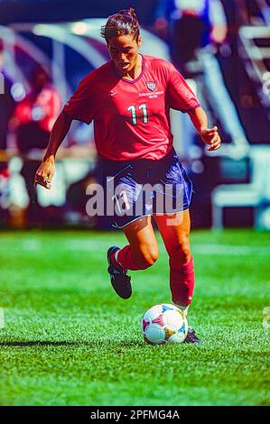 Julie Foudy (USA) bei der FIFA Frauen-Weltmeisterschaft 1999 gegen DEN USA. Stockfoto