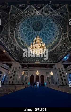 Kristall und goldener Kronleuchter in der Sultan-Qaboos-Moschee, Muscat, Oman Stockfoto