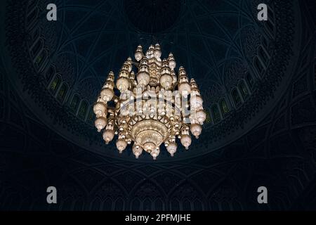 Kristall und goldener Kronleuchter in der Sultan-Qaboos-Moschee, Muscat, Oman Stockfoto