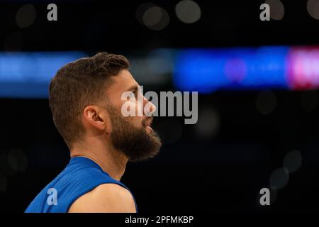 Los Angeles, USA. 17. März 2023. Basketball: NBA, Los Angeles Lakers - Dallas Mavericks; Hauptrunde, Hauptrundspiele, Spieltag 142: Internationaler deutscher Maxi Kleber der Dallas Mavericks beim Aufwärmen. Kredit: Maximilian Haupt/dpa/Alamy Live News Stockfoto