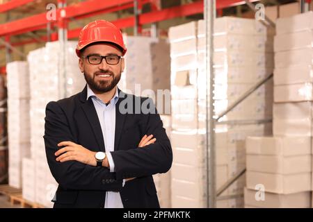 Manager in Schutzhelm im Lager. Logistikzentrum Stockfoto