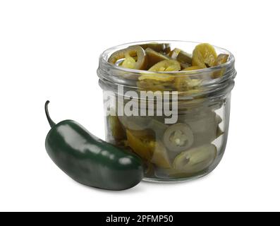 Frische und eingelegte grüne Jalapeno-Paprika auf weißem Hintergrund Stockfoto