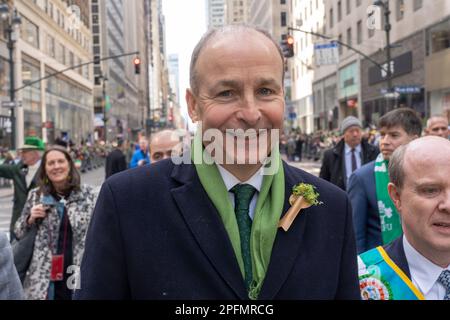 NEW YORK, NEW YORK - MÄRZ 17: S.E. Micheál Martin, Minister für auswärtige Angelegenheiten und Minister für Verteidigung, Tánaiste, nimmt an der St. Patrick's Day Parade entlang der 5. Avenue am 17. März 2023 in New York City. Stockfoto