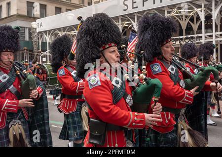 NEW YORK, NEW YORK - MÄRZ 17: Mitglieder der New York City Feuerwehr Emerald Society Pipes & Drums marschieren im St. Patrick's Day Parade entlang der 5. Avenue am 17. März 2023 in New York City. Stockfoto