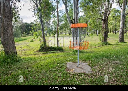 Disc-Golf-Korb in einem Park mit Hindernissen Stockfoto