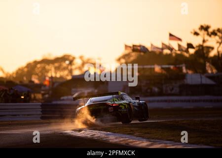 98 DALLA LANA Paul (CAN), THIIM Nicki (ink), Northwest AMR, Aston Martin Vantage AMR, Action während der 1000 km langen Sebring 2023, 1. Runde der FIA World Endurance Championship 2023, vom 15. Bis 17. März 2023 auf dem Sebring International Raceway in Sebring, Florida, USA - Foto: Joao Filipe/LiveMedia Stockfoto