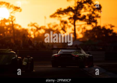 98 DALLA LANA Paul (CAN), THIIM Nicki (ink), Northwest AMR, Aston Martin Vantage AMR, Action während der 1000 km langen Sebring 2023, 1. Runde der FIA World Endurance Championship 2023, vom 15. Bis 17. März 2023 auf dem Sebring International Raceway in Sebring, Florida, USA - Foto: Joao Filipe/LiveMedia Stockfoto