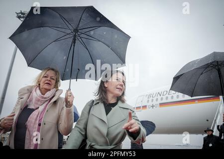 18. März 2023, Japan, Tokio: Nancy Faeser (SPD, l), Bundesministerin für Inneres und Inneres, und Annalena Baerbock (Bündnis 90/die Grünen), Außenministerin, kommen mit dem Regierungsflugzeug "Konrad Adenauer" für die ersten deutsch-japanischen Regierungskonsultationen am Flughafen von Tokio an. Bundeskanzler Scholz und sechs seiner wichtigsten Minister sind in Tokio eingetroffen, um die ersten japanisch-deutschen Regierungskonsultationen durchzuführen. Die Konsultationen zwischen den beiden Regierungen sollen die Beziehungen zwischen den Ländern, die bereits enge Freunde sind, erheblich verbessern. Foto: Kay Nietfeld/dpa Stockfoto