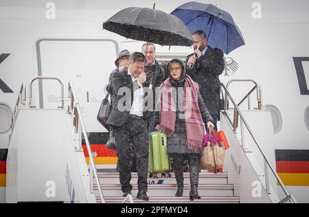 18. März 2023, Japan, Tokio: Robert Habeck (Bündnis 90/die Grünen, l-r), Bundesminister für Wirtschaft und Klimaschutz, Boris Pistorius (SPD), Bundesminister für Verteidigung, Und Franziska Brantner, parlamentarische Staatssekretärin beim Bundesminister für Wirtschaft und Klimaschutz, kommt mit dem Regierungsflugzeug Konrad Adenauer am Flughafen Tokio an, wo die ersten deutsch-japanischen Regierungskonsultationen stattfinden. Bundeskanzler Scholz und sechs seiner wichtigsten Minister sind in Tokio eingetroffen, um die ersten japanisch-deutschen Regierungskonsultationen durchzuführen. Die Konsultationen zwischen den beiden Gouverneuren Stockfoto