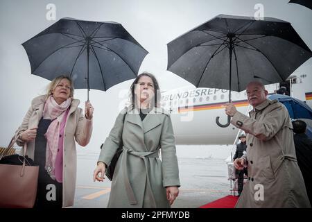 18. März 2023, Japan, Tokio: Nancy Faeser (SPD, l), Bundesministerin für Inneres und Inneres, und Annalena Baerbock (Bündnis 90/die Grünen), Außenministerin, kommen mit dem Regierungsflugzeug "Konrad Adenauer" für die ersten deutsch-japanischen Regierungskonsultationen am Flughafen von Tokio an. Bundeskanzler Scholz und sechs seiner wichtigsten Minister sind in Tokio eingetroffen, um die ersten japanisch-deutschen Regierungskonsultationen durchzuführen. Die Konsultationen zwischen den beiden Regierungen sollen die Beziehungen zwischen den Ländern, die bereits enge Freunde sind, erheblich verbessern. Foto: Kay Nietfeld/dpa Stockfoto