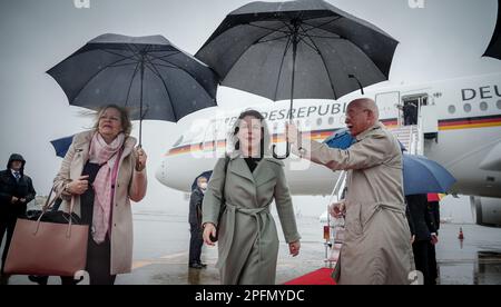 18. März 2023, Japan, Tokio: Nancy Faeser (SPD, l), Bundesministerin für Inneres und Inneres, und Annalena Baerbock (Bündnis 90/die Grünen), Außenministerin, kommen mit dem Regierungsflugzeug "Konrad Adenauer" für die ersten deutsch-japanischen Regierungskonsultationen am Flughafen von Tokio an. Bundeskanzler Scholz und sechs seiner wichtigsten Minister sind in Tokio eingetroffen, um die ersten japanisch-deutschen Regierungskonsultationen durchzuführen. Die Konsultationen zwischen den beiden Regierungen sollen die Beziehungen zwischen den Ländern, die bereits enge Freunde sind, erheblich verbessern. Foto: Kay Nietfeld/dpa Stockfoto