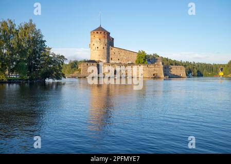 Blick auf die antike Festung Olavinlinna (St. Olaf) an einem sonnigen Augustabend. Savonlina, Finnland Stockfoto