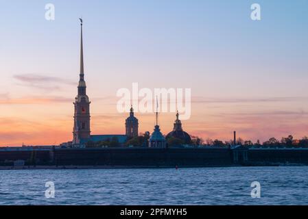 Kathedrale der Heiligen Apostel Peter und Paul in der Peter-und-Paul-Festung vor dem Hintergrund des Sonnenuntergangs im Mai. Sankt Petersburg, Russland Stockfoto