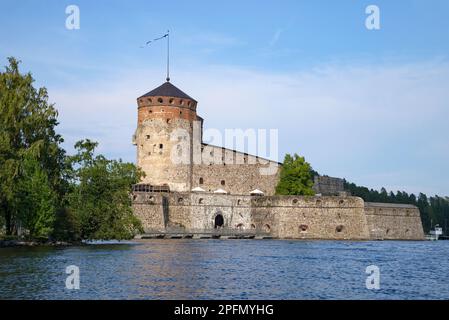 Antike Festung Olavinlinna (Olafsborg) aus der Nähe an einem sonnigen Juli-Abend. Savonlinna, Finnland Stockfoto