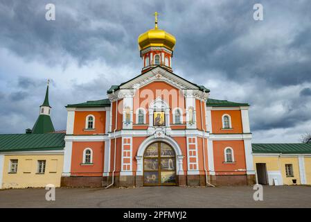 VALDAI, RUSSLAND - 25. APRIL 2021: Philip-Kirche, Moskauer Metropolitaner, Nahaufnahme an einem bewölkten April-Tag. Valdai Iversky Svjatoozersky-Kloster Stockfoto