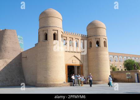 KHIVA, USBEKISTAN - 07. SEPTEMBER 2022: Touristen an sonnigen Tagen vor den Toren von Ota-Darvoza Stockfoto