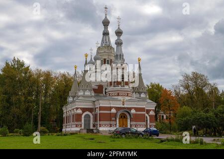 Blick auf die antike Kirche St. Nicholas der Wunderarbeiter an einem bewölkten Septembertag. Pavlovsk, St. Petersburger Vororte. Russland Stockfoto