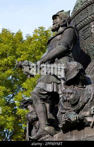 Skulptur von Prinz Dmitry Donskoy auf dem Millennium of Russia Monument (1862) aus nächster Nähe an einem sonnigen Oktobermorgen. Veliky Novgorod, Russland Stockfoto