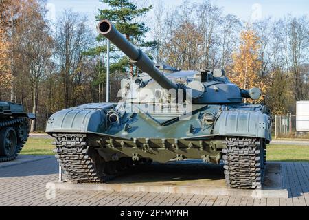 KIROVSK, RUSSLAND - OKTOBER 2022: Sowjetischer und russischer Panzer T-72 „Ural“ in der Ausstellung des Museums „Breakthrough of the Belagge of Leningrad“ Stockfoto