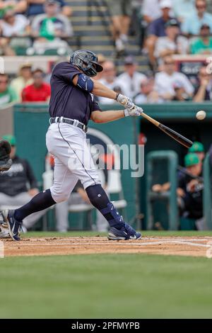 16. MÄRZ 2023, Lakeland FL, USA; Detroit Tigers Right Fielder Austin Meadows (17) trifft während eines MLB-Frühjahrstrainingspiels ag einen Fliegenball auf das rechte Feld Stockfoto